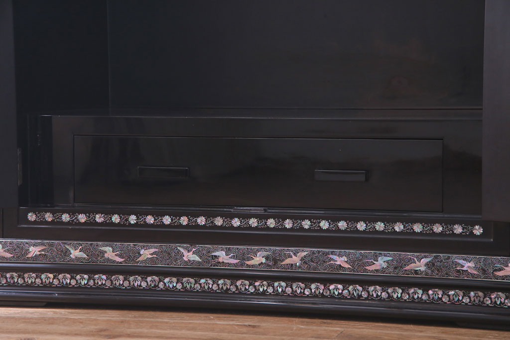 中古　最高級品　豪華絢爛な装飾が存在感を放つ螺鈿細工のワードローブ(衣装ダンス、収納棚)(定価約300万円)