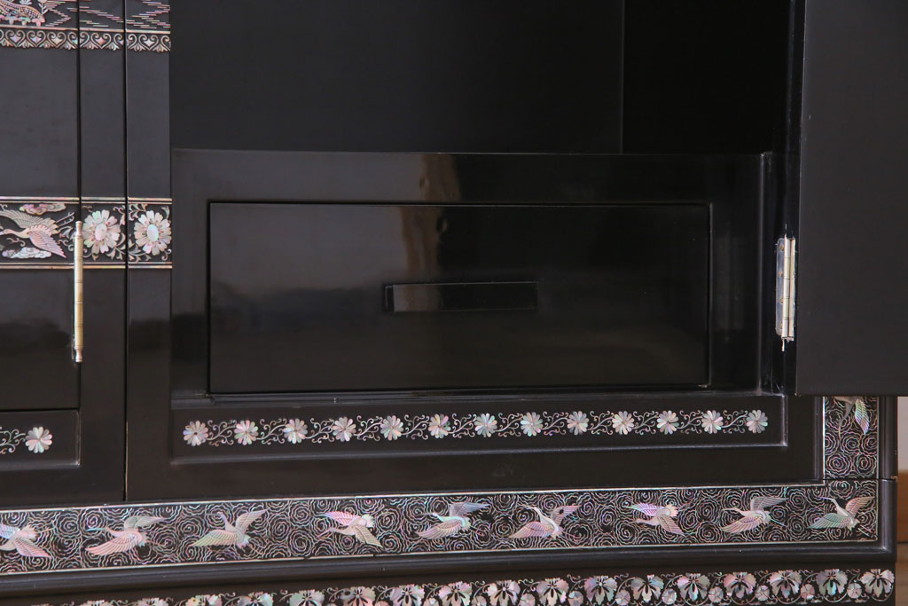 中古　最高級品　豪華絢爛な装飾が存在感を放つ螺鈿細工のワードローブ(衣装ダンス、収納棚)(定価約300万円)