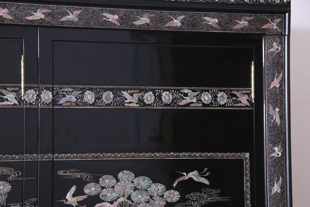中古　最高級品　豪華絢爛な装飾が存在感を放つ螺鈿細工のワードローブ(衣装ダンス、収納棚)(定価約300万円)