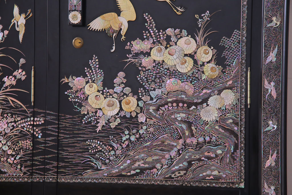 中古　最高級品　豪華絢爛な装飾が存在感を放つ螺鈿細工のワードローブ(衣装ダンス、収納棚)(定価約300万円)