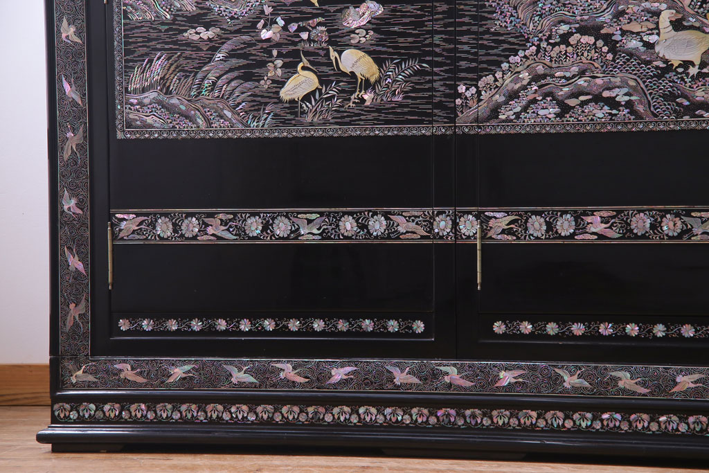 中古　最高級品　豪華絢爛な装飾が存在感を放つ螺鈿細工のワードローブ(衣装ダンス、収納棚)(定価約300万円)