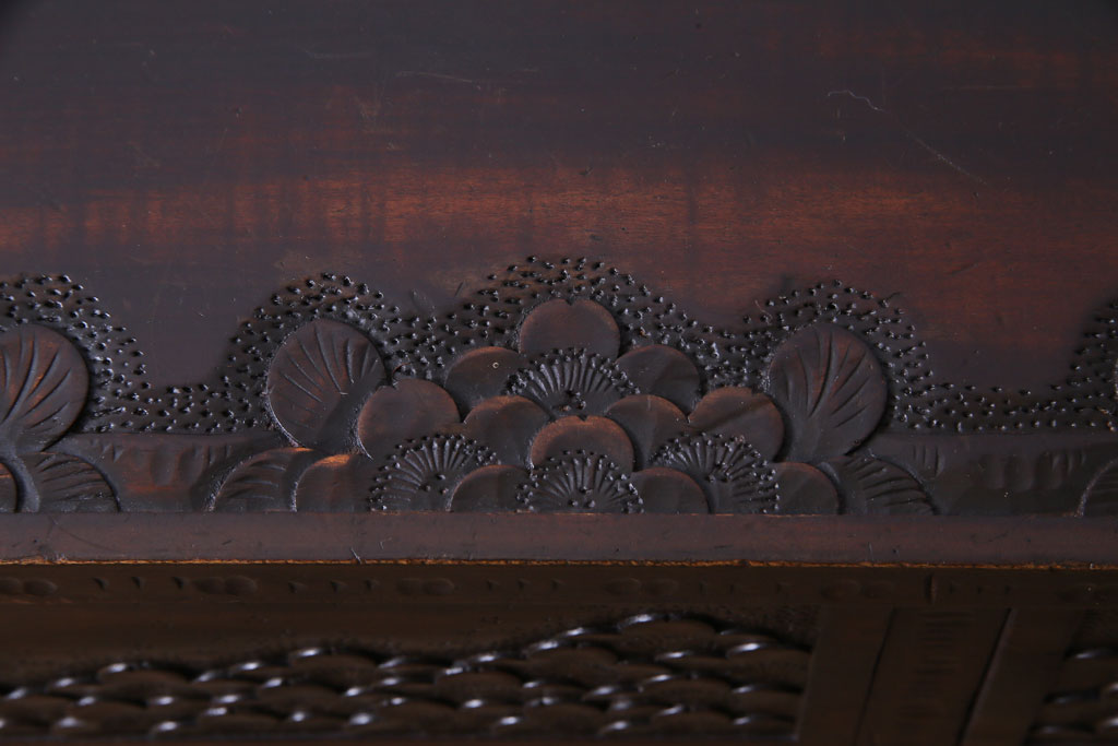中古美品　伝統工芸　職人技が光る軽井沢彫りのチェスト(衣装箪笥、タンス)