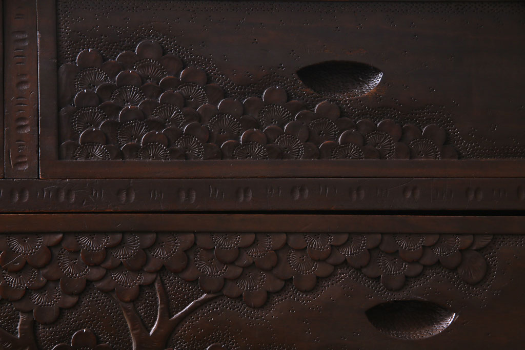 中古美品　伝統工芸　職人技が光る軽井沢彫りのチェスト(衣装箪笥、タンス)