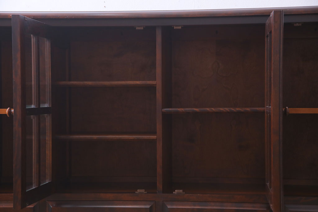 中古　北海道民芸家具　#138　落ち着いた色味のクラシカルなサイドボード(収納棚、戸棚)(1)