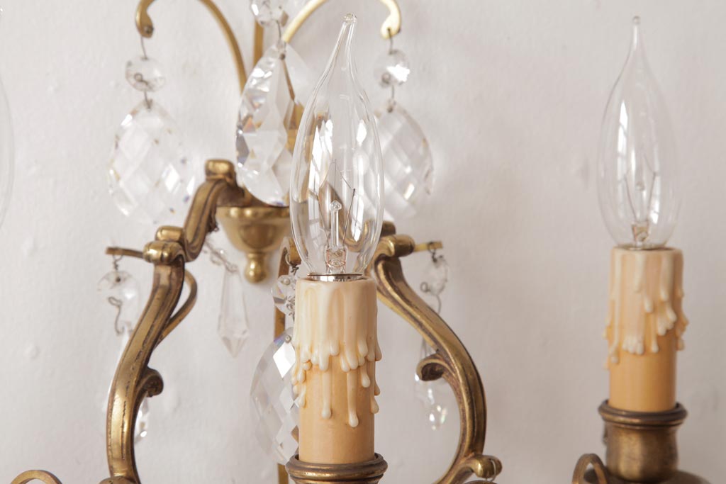 フランスビンテージ　ガラスドロップが煌めく壁掛けシャンデリア(3灯、照明、ウォールブラケット)(1)