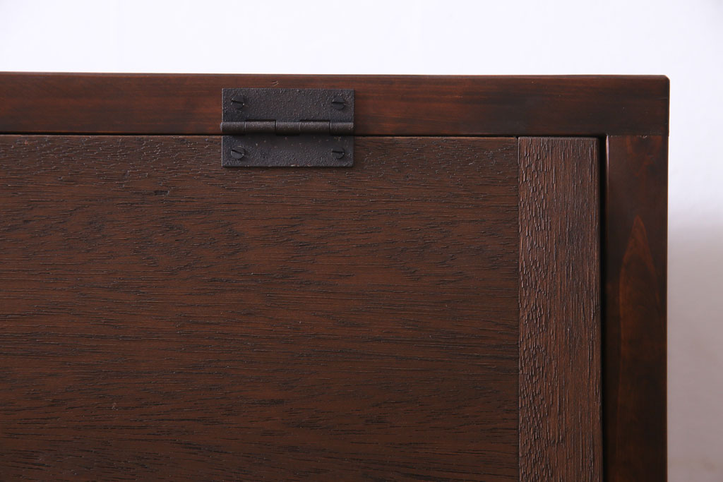 ラフジュ工房オリジナル　ラワンの古材をリメイクしたパタパタ扉の脚付き収納棚(サイドボード)