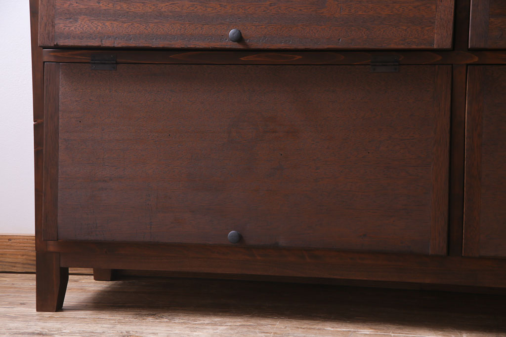 ラフジュ工房オリジナル　ラワンの古材をリメイクしたパタパタ扉の脚付き収納棚(サイドボード)
