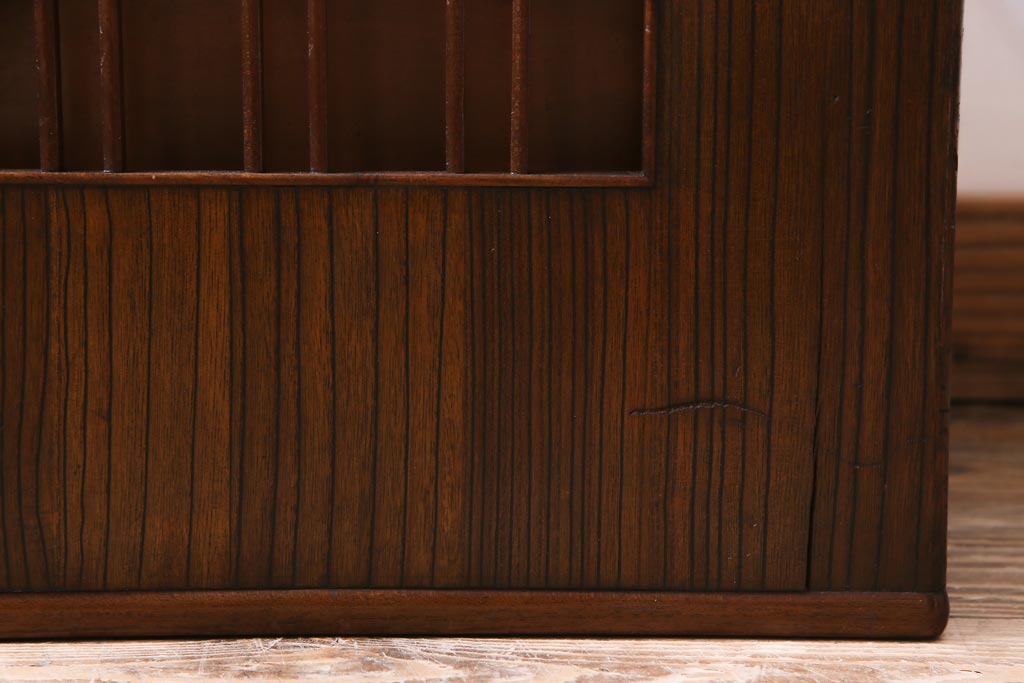 アンティーク雑貨　指物家具　大正昭和初期　桐・桑材　縦桟の透かしが個性的な品の良い長火鉢(木製火鉢)