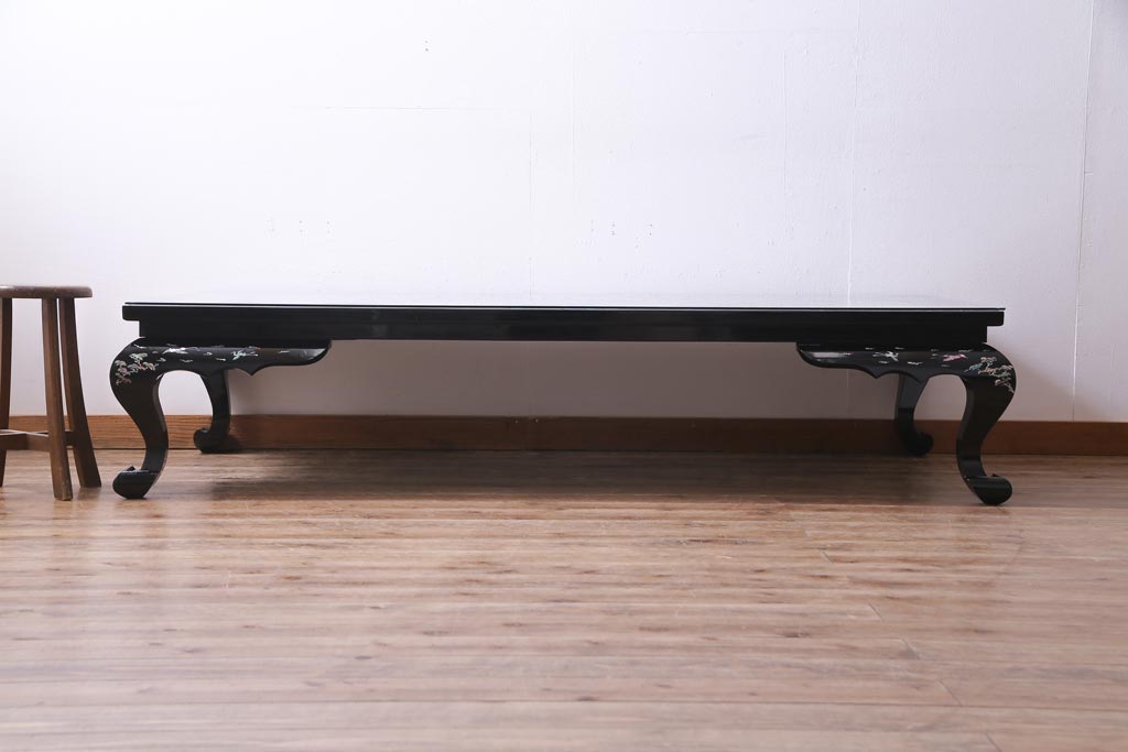 中古　民芸家具　ガラス天板付き　大振り　漆黒に映える螺鈿が美しい座卓(ローテーブル)(定価約100万円)