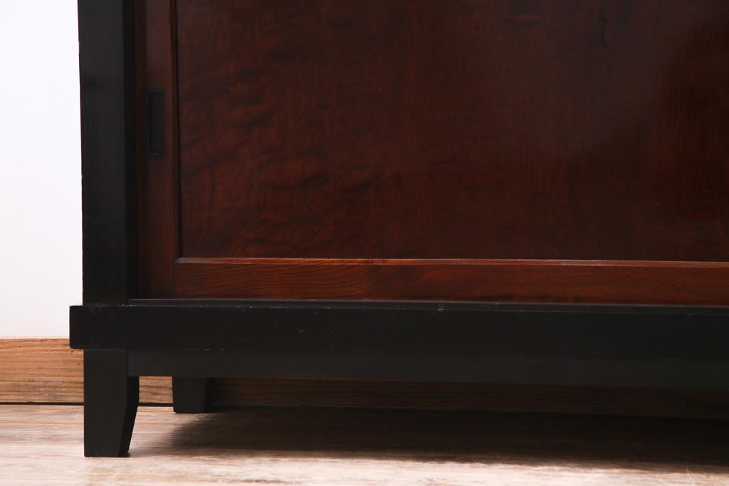 アンティーク家具　和製アンティーク　米沢産　漆塗り　ケヤキの玉杢が美しい脚付きローボード(収納棚、戸棚)