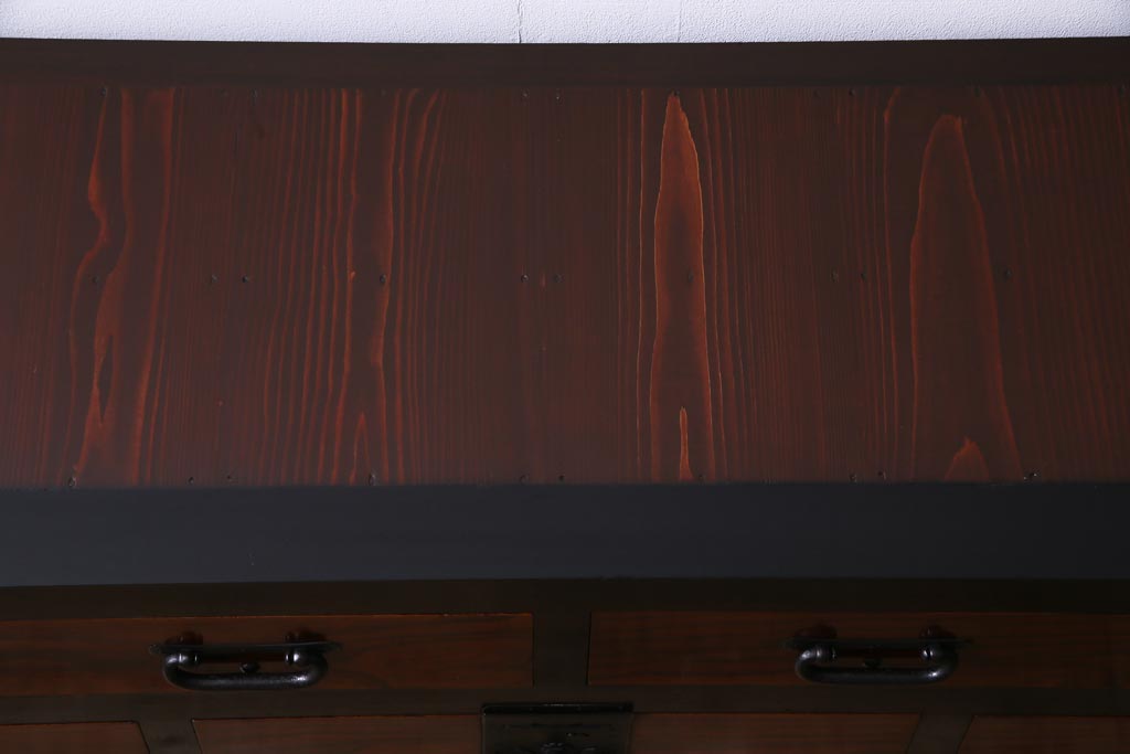 アンティーク家具　和製アンティーク　前面ケヤキ材　漆塗り　モダンな米沢箪笥サイドボード(リビングボード、チェスト、和タンス)