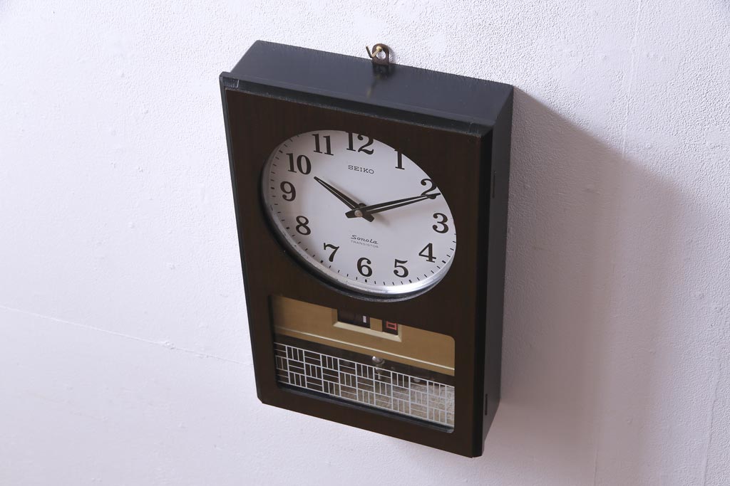 アンティーク雑貨　中古　SEIKO　Sonola(セイコー・ソノーラ)　電池式　カレンダー付き　レトロな佇まいが格好良い壁掛け時計(トランジスタ時計、柱時計)