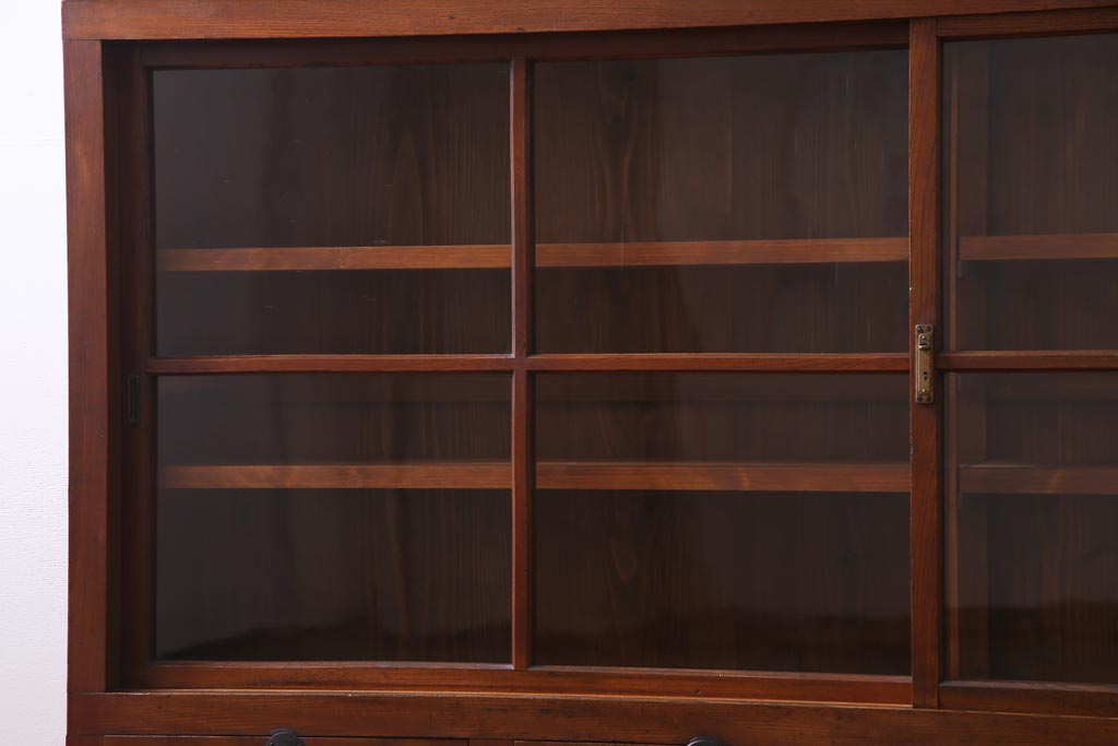 レトロ家具　和製アンティーク　前板ケヤキ材　レトロな佇まいが味わい深い重ねガラス戸棚(収納棚)
