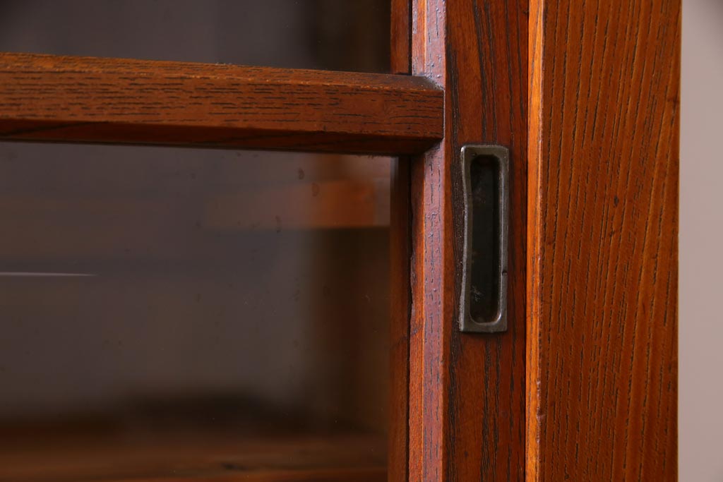 レトロ家具　和製アンティーク　前板ケヤキ材　レトロな佇まいが味わい深い重ねガラス戸棚(収納棚)