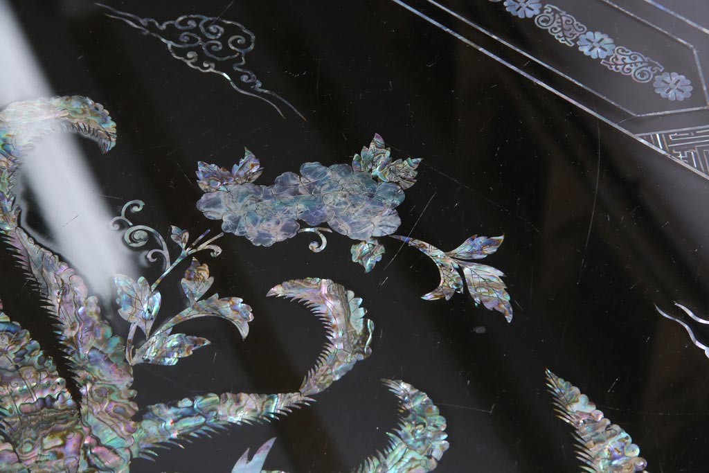 中古　民芸家具　ガラス天板付き　鳳凰　気品漂う螺鈿細工の座卓(ローテーブル)