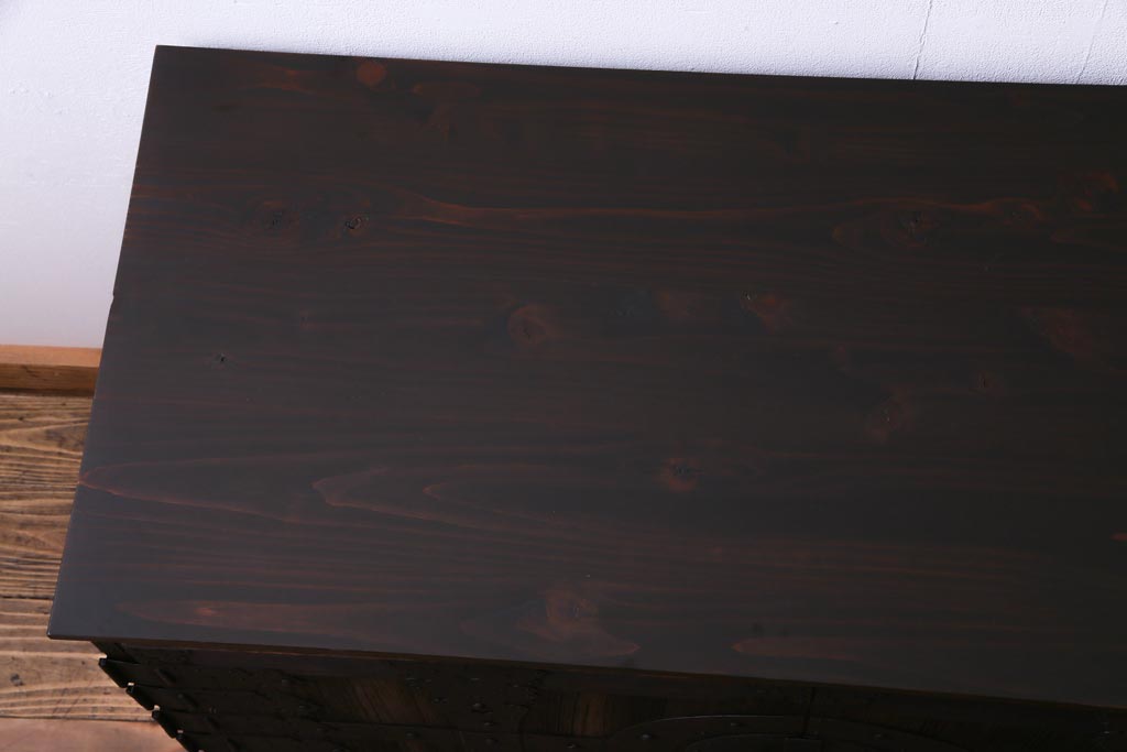 アンティーク家具　和製アンティーク　リメイク　総桐材　重厚な佇まいの時代箪笥ローボード(リビングボード、収納棚、桐箪笥、桐たんす)