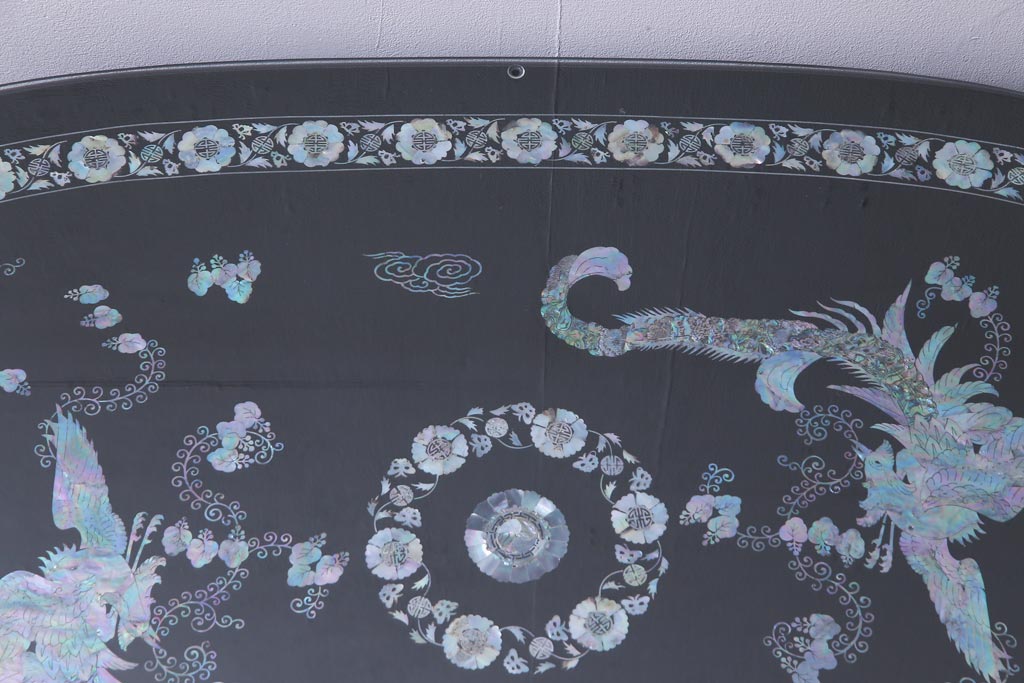 中古　民芸家具　オーバル型　ガラス天板付き　煌びやかな螺鈿細工の座卓(ローテーブル、センターテーブル)(定価約74万円)