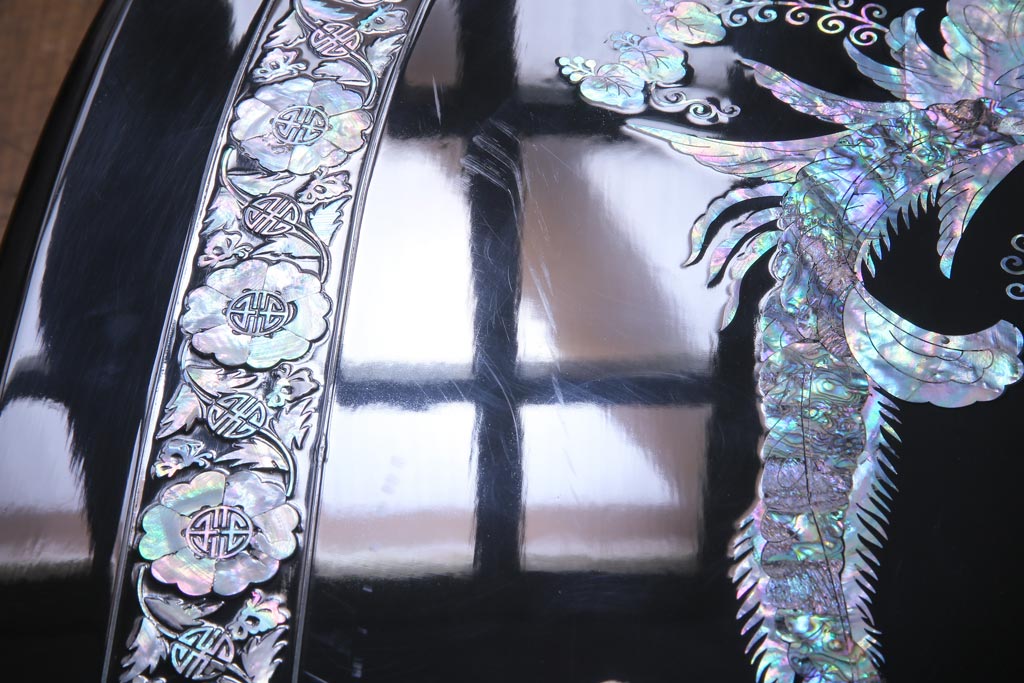 中古　民芸家具　オーバル型　ガラス天板付き　煌びやかな螺鈿細工の座卓(ローテーブル、センターテーブル)(定価約74万円)