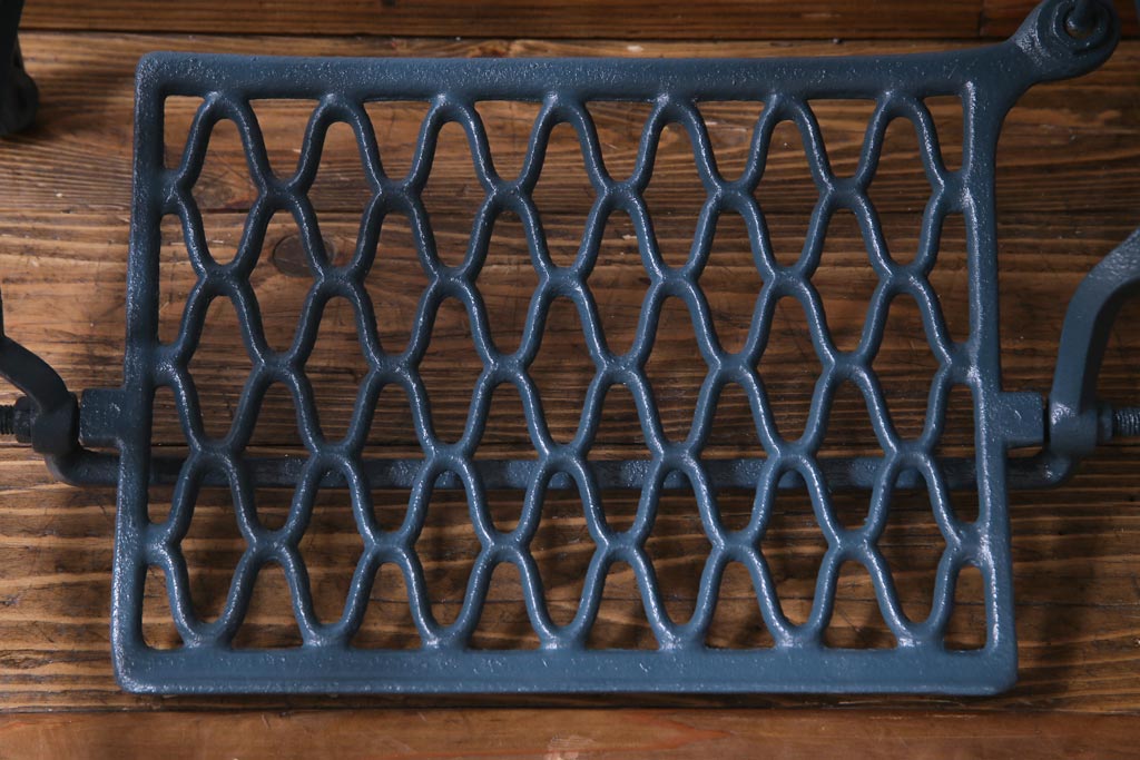 ペイント　MEEK　ヒノキ材　天板を取り付けリメイクしたおしゃれなミシンテーブル(サイドテーブル、カフェテーブル)