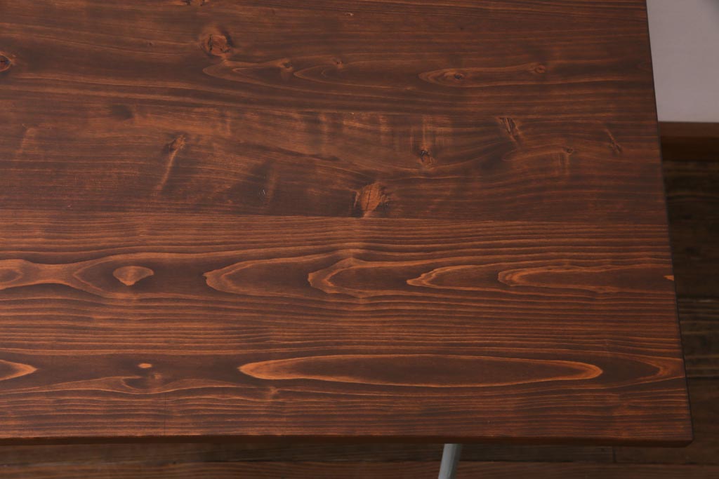 ペイント家具　ヒノキ材　レトロな雰囲気漂うリメイクの鉄脚テーブル(作業台、カフェテーブル)