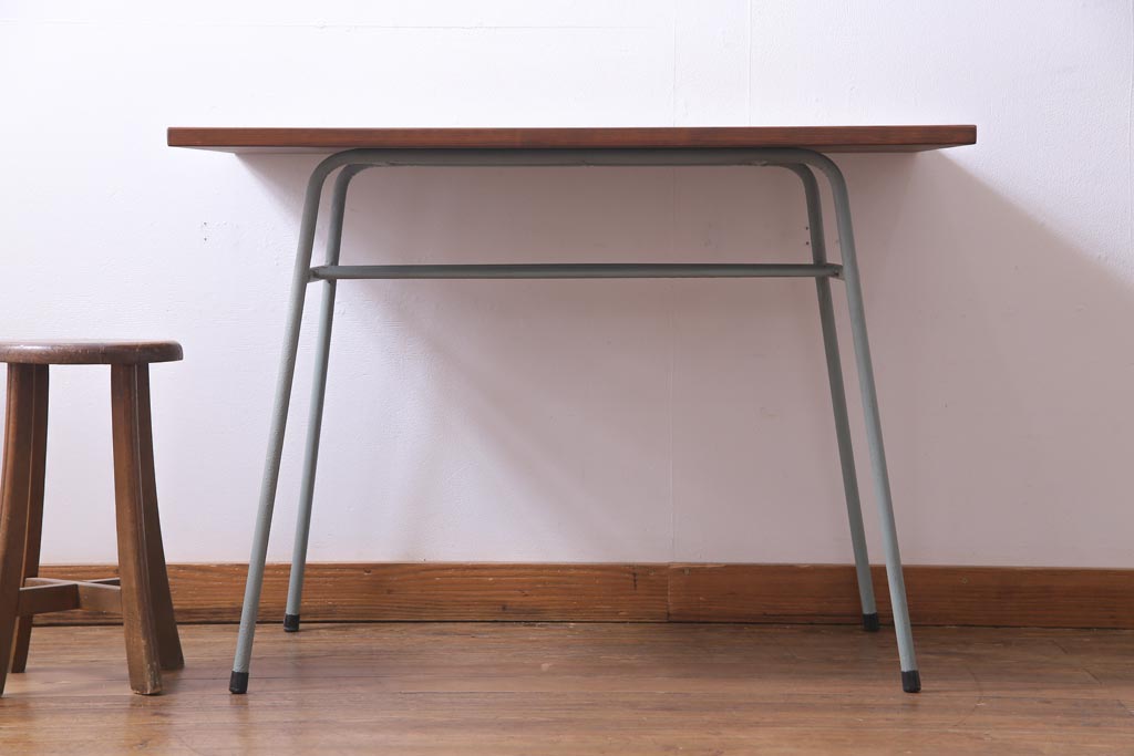 ペイント家具　ヒノキ材　レトロな雰囲気漂うリメイクの鉄脚テーブル(作業台、カフェテーブル)
