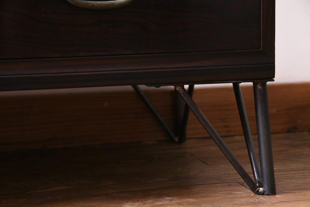 アンティーク家具　リメイク品　鉄脚付き　黒檀の艶が気品のあるシックモダンなチェスト(リビングボード、引き出し)