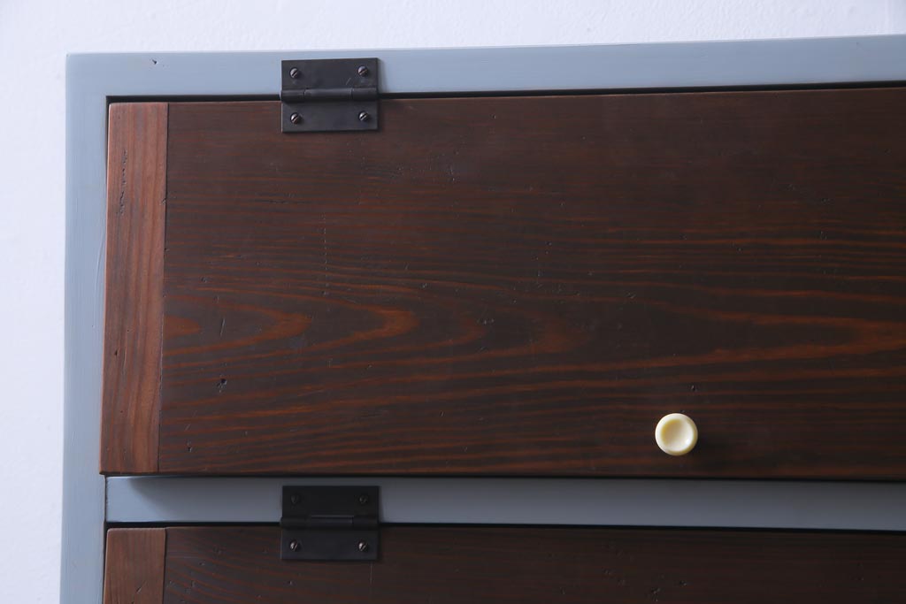 ラフジュ工房オリジナル　鉄脚　白いつまみが可愛らしいパタパタ扉の収納棚(5段タイプ)(戸棚、下駄箱)