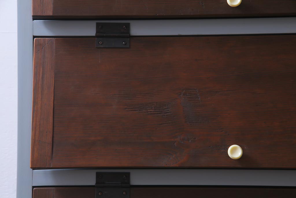ラフジュ工房オリジナル　鉄脚　白いつまみが可愛らしいパタパタ扉の収納棚(5段タイプ)(戸棚、下駄箱)