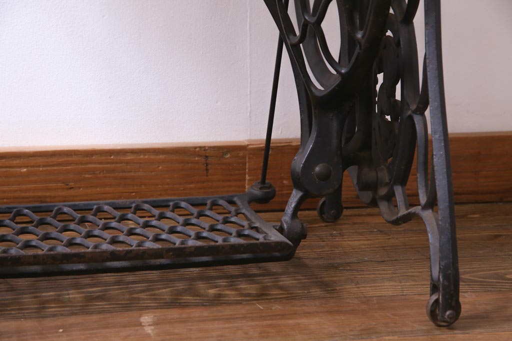 　シンガー社(SINGER)　古い鉄脚が魅力的なリメイクミシンテーブル(シンガーミシン、サイドテーブル、カフェテーブル)(2)