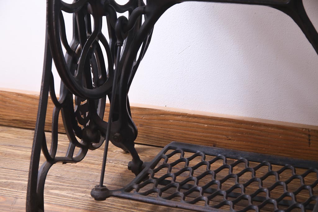 　シンガー社(SINGER)　古い鉄脚が魅力的なリメイクミシンテーブル(シンガーミシン、サイドテーブル、カフェテーブル)(2)