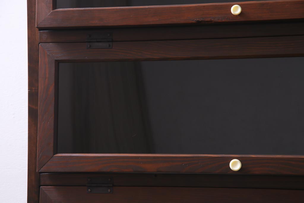 ラフジュ工房オリジナル　ガラス扉　シックな佇まいが魅力的な脚付パタパタ収納棚・4段(ブックケース、キャビネット)