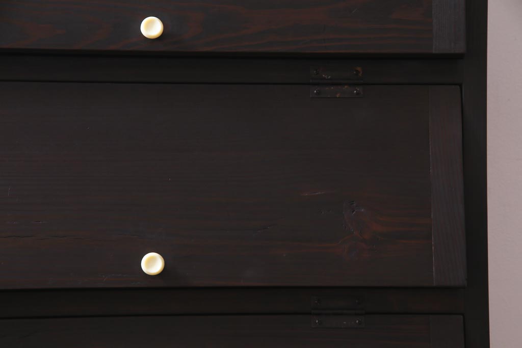 ラフジュ工房オリジナル　脚付き　白いつまみが可愛らしいパタパタ扉の収納棚(5段タイプ)(戸棚、下駄箱)