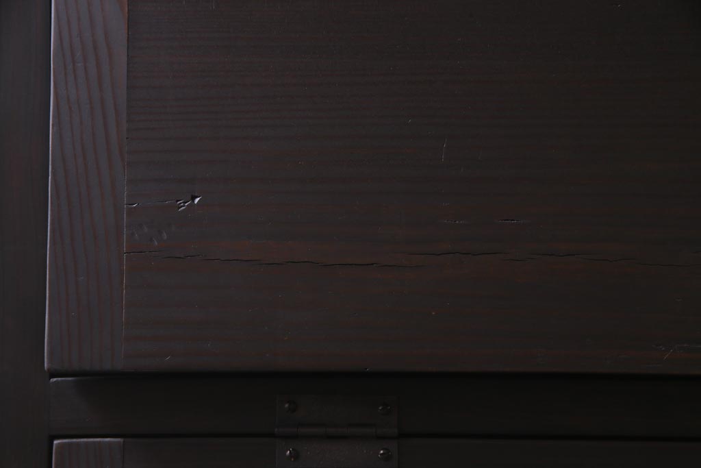 ラフジュ工房オリジナル　脚付き　白いつまみが可愛らしいパタパタ扉の収納棚(5段タイプ)(戸棚、下駄箱)