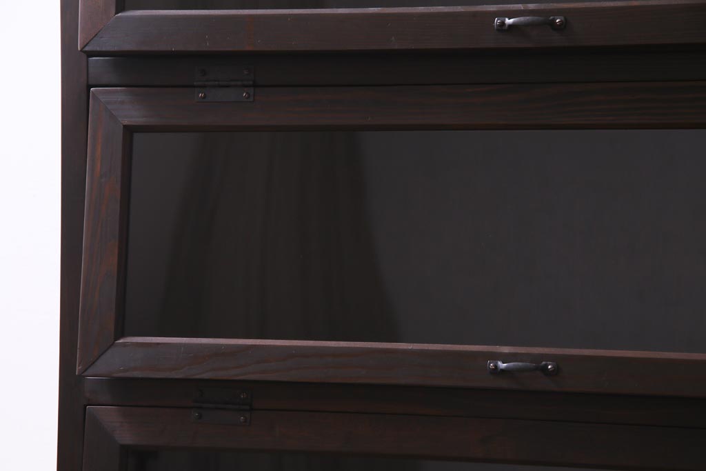 ラフジュ工房オリジナル　リメイク家具　見せる収納を楽しめるガラス入りパタパタ扉の収納棚(4段タイプ)(戸棚、下駄箱)