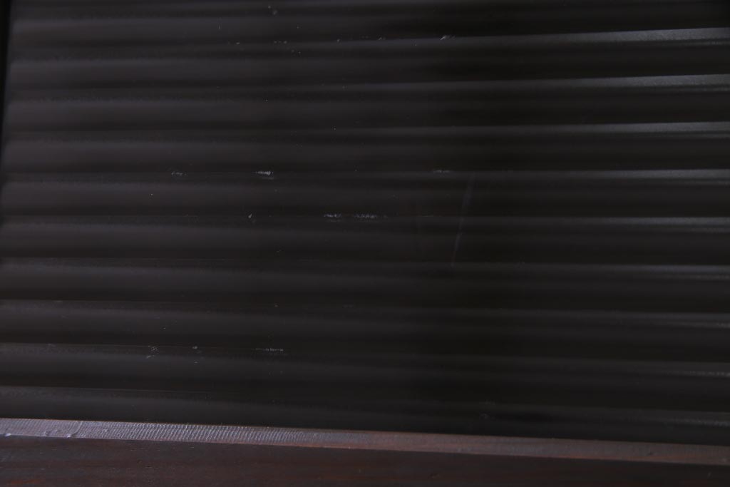 ラフジュ工房オリジナル　リメイク家具　モールガラス入り　古材を活用したレトロシックなパタパタ扉の鉄脚付き収納棚(4段タイプ)(キャビネット、下駄箱)