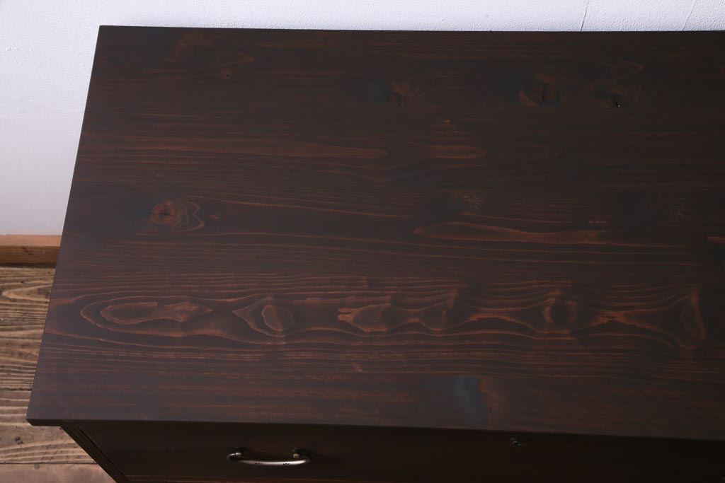 アンティーク家具　昭和初期　桐材　天板ヒノキ材　シンプルながら品のある脚付き箪笥ローボード(ローチェスト、衣装箪笥、テレビボード、桐箪笥、桐たんす)