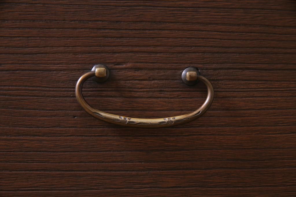 アンティーク家具　昭和初期　桐材　天板ヒノキ材　シンプルながら品のある脚付き箪笥ローボード(ローチェスト、衣装箪笥、テレビボード、桐箪笥、桐たんす)