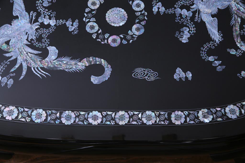 中古　民芸家具　オーバル型　ガラス天板付き　豪華絢爛な螺鈿細工の座卓(ローテーブル)(定価約67万円)