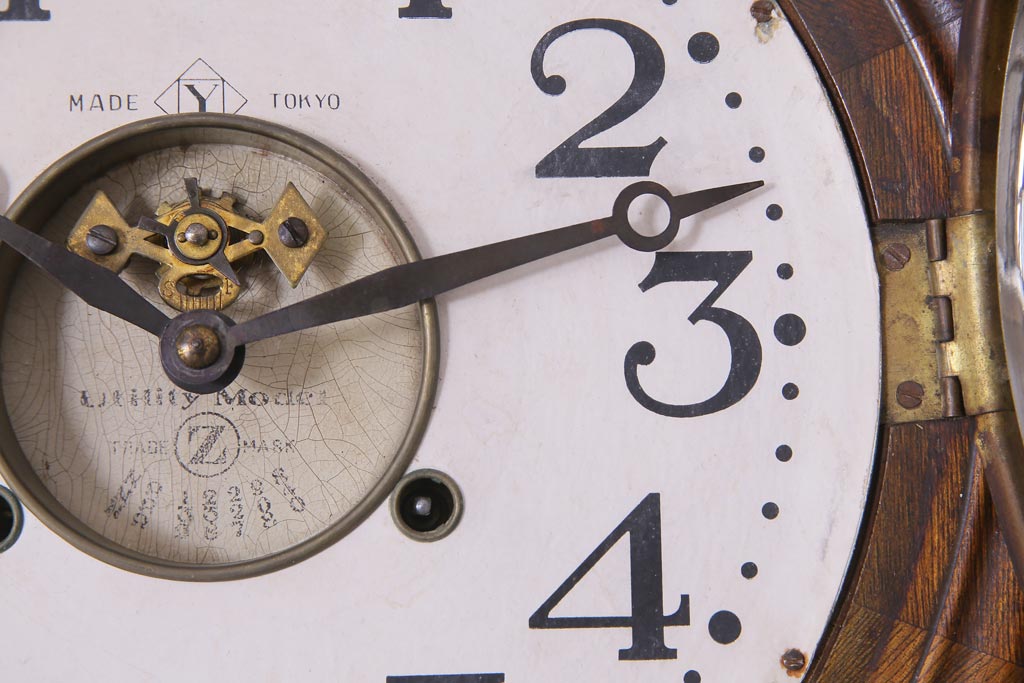 アンティーク雑貨　和製アンティーク　戦前　Zマーク　手巻き式　テンプ式　丸い木製の柱時計(掛け時計)