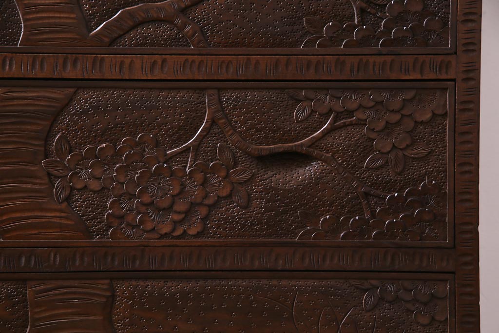 中古美品　ビンテージ　伝統工芸軽井沢彫り　意匠が凝らされたチェスト(箪笥、タンス)
