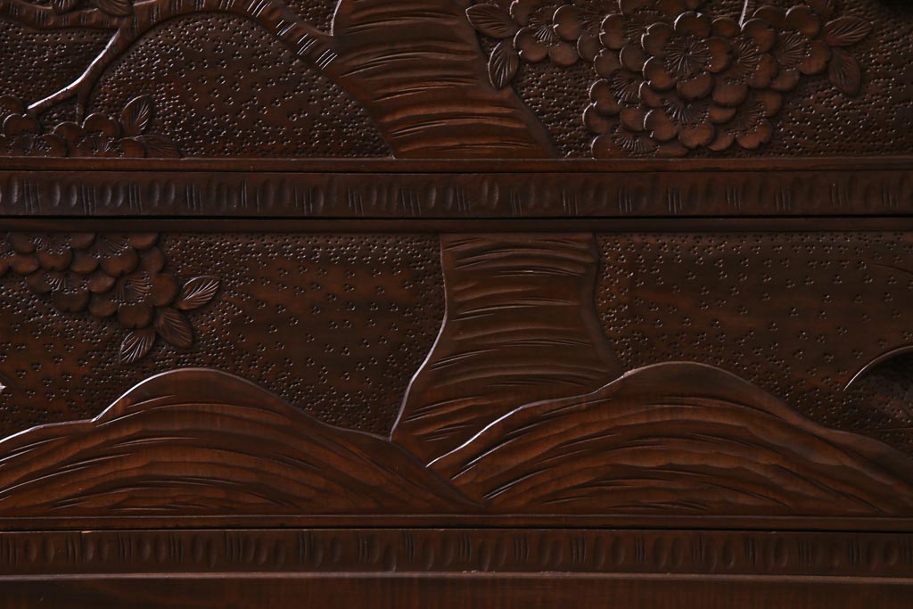 中古美品　ビンテージ　伝統工芸軽井沢彫り　意匠が凝らされたチェスト(箪笥、タンス)