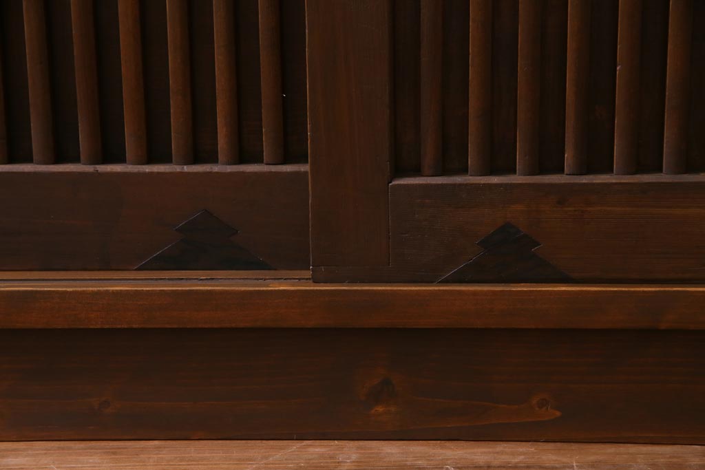 ラフジュ工房オリジナル　ヒノキ・黒柿材　銅製引き手　上手物の建具が目を引くリメイク収納棚(戸棚)