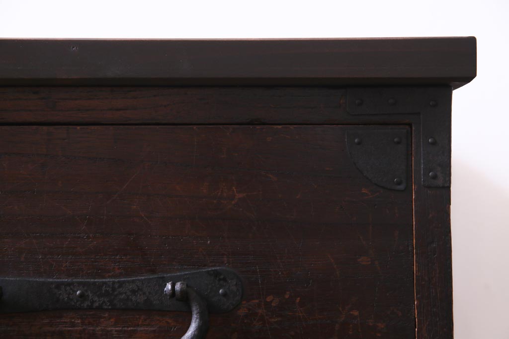 アンティーク家具　和製アンティーク　鉄脚付リメイク　シンプルな丸い金具の箪笥ローボード(リビングボード、引き出し、チェスト)