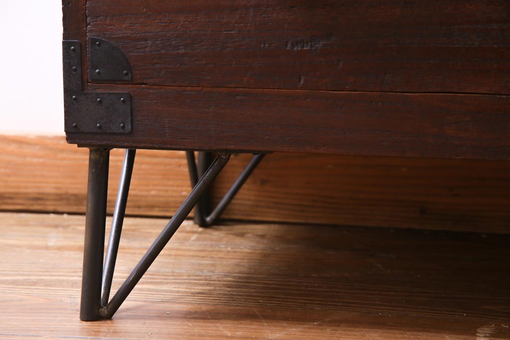 アンティーク家具　和製アンティーク　鉄脚付リメイク　シンプルな丸い金具の箪笥ローボード(リビングボード、引き出し、チェスト)
