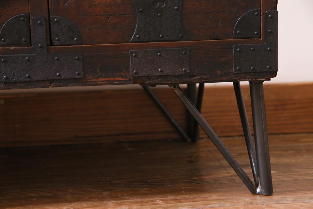 アンティーク家具　和製アンティーク　鉄脚付リメイク　シンプルで味わい深い箪笥ローボード(リビングボード、引き出し、チェスト)