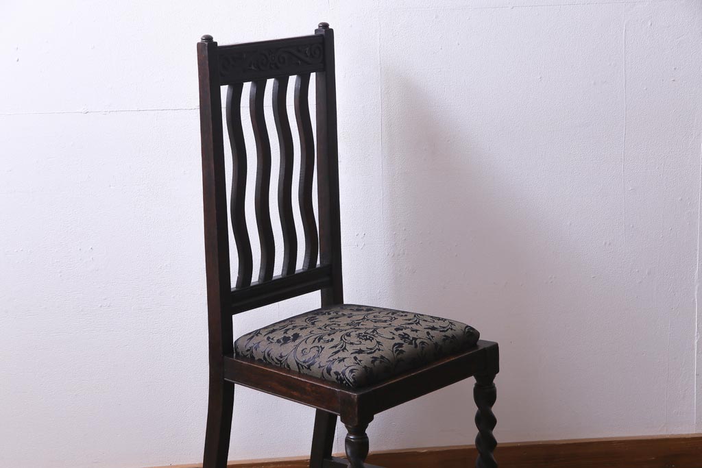 アンティーク家具　イギリスアンティーク　背もたれのデザインが印象的なダイニングチェア(椅子)(1)
