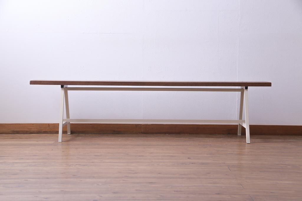 アンティーク家具　昭和中期　ペイント家具　ナチュラルな雰囲気が温かみを感じる鉄脚ベンチ(飾り台)