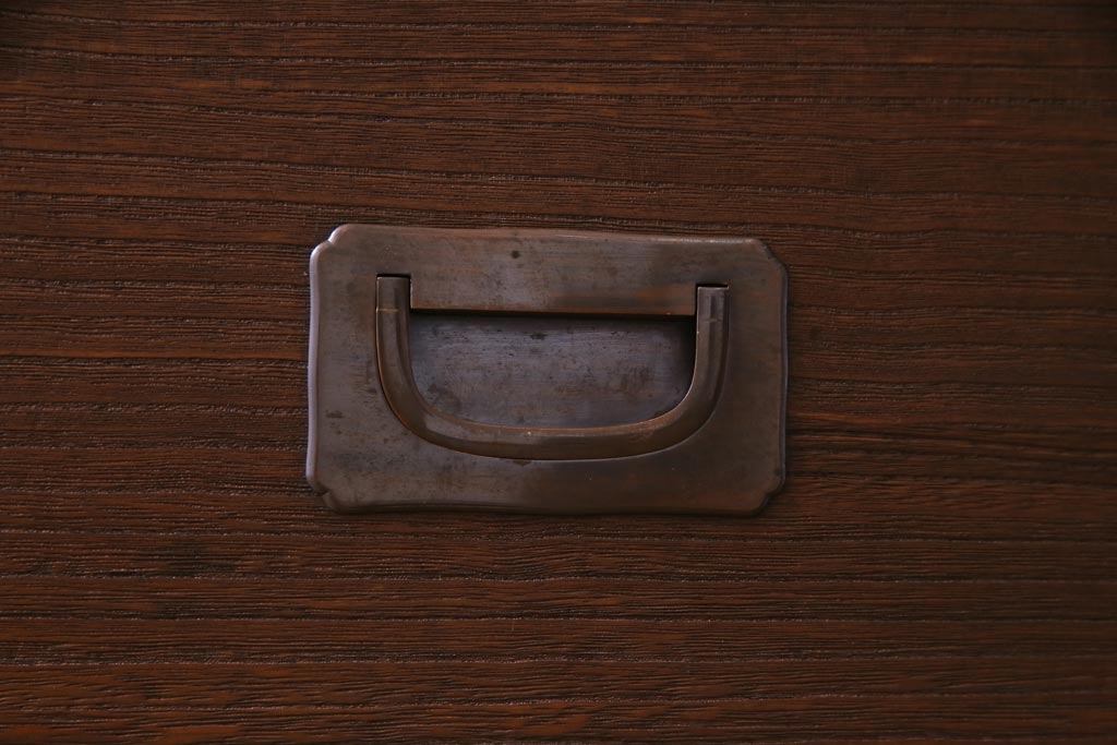 アンティーク家具　和製アンティーク　鉄脚付リメイク　総桐材　埋め込み式の銅金具が目を引く箪笥ローボード(リビングボード、チェスト、和タンス)