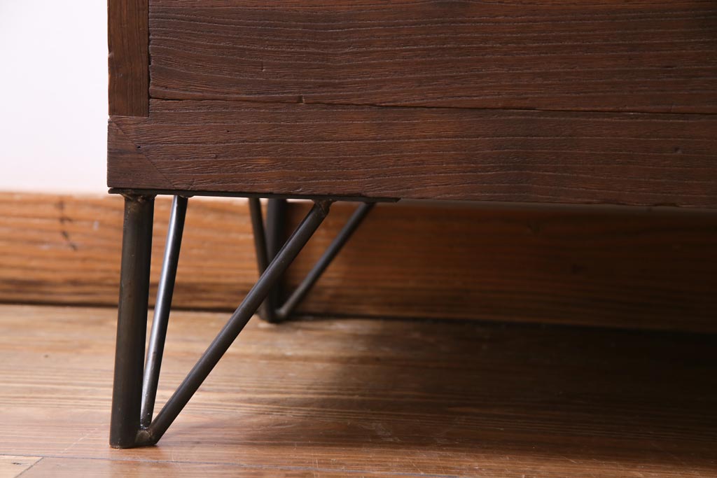 アンティーク家具　和製アンティーク　鉄脚付リメイク　総桐材　埋め込み式の銅金具が目を引く箪笥ローボード(リビングボード、チェスト、和タンス)