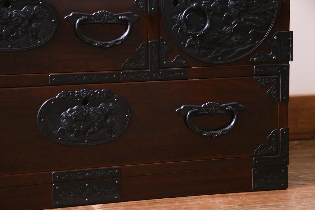 中古　伝統家具　仙台箪笥　唐獅子　豪華な金具が迫力のある片開き小箪笥(引き出し)